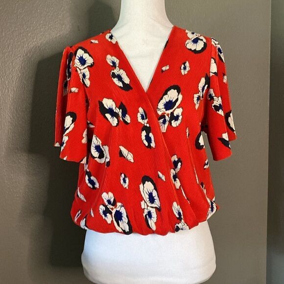 ASTR The Label Crinkle Floral Cross Front Blouse Vneck Red White Blue - Picture 6 of 11